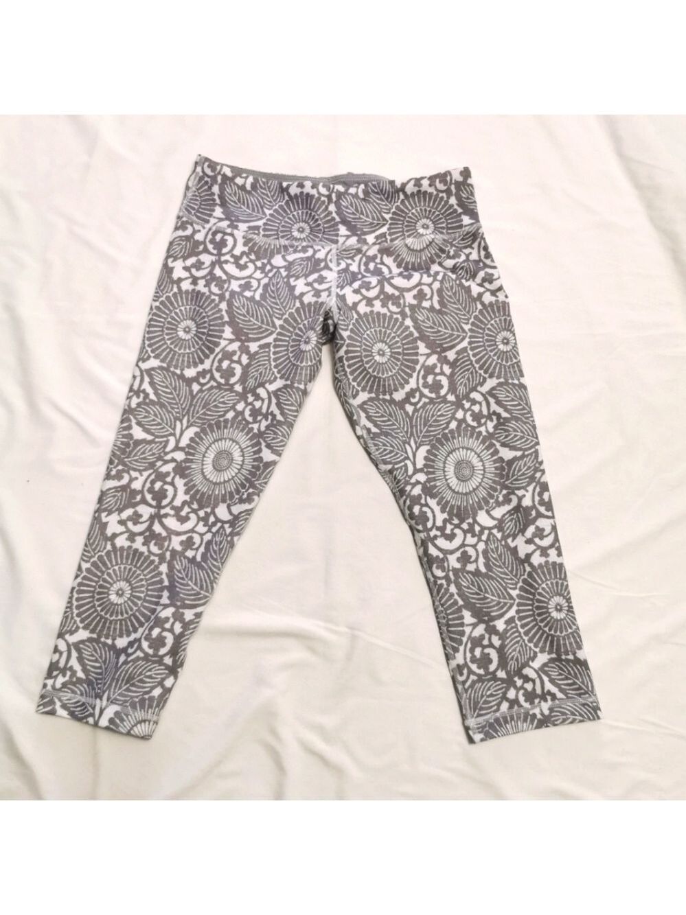 Lululemon Grey White Floral Wunder Under Crop Leggings 10